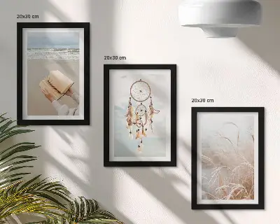 Bilderwand mit friedlichen Landschaften und zarten Sommeransichten im Boho-Stil
