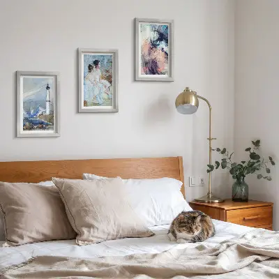 Bilderwand mit gemaltem abstraktem Leuchtturm und Tänzer