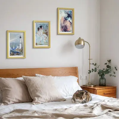 Bilderwand mit gemaltem abstraktem Leuchtturm und Tänzer