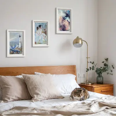 Bilderwand mit gemaltem abstraktem Leuchtturm und Tänzer