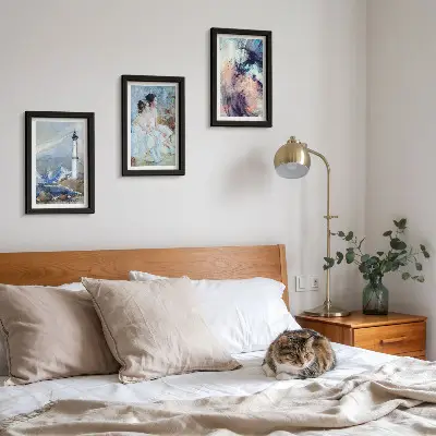 Bilderwand mit gemaltem abstraktem Leuchtturm und Tänzer