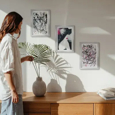 Bilderwand abstrakte Farbmuster mit einer Frau mit Hut