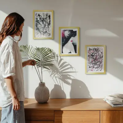 Bilderwand abstrakte Farbmuster mit einer Frau mit Hut