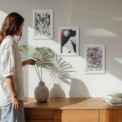 Bilderwand abstrakte Farbmuster mit einer Frau mit Hut