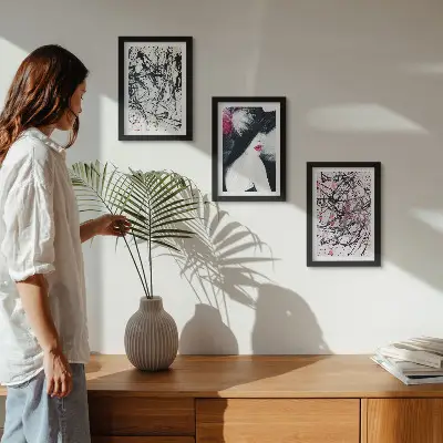 Bilderwand abstrakte Farbmuster mit einer Frau mit Hut