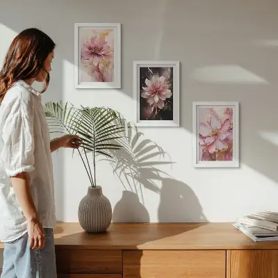 Blumenarrangements in Rosa- und Weißtönen als gerahmtes Bilderset
