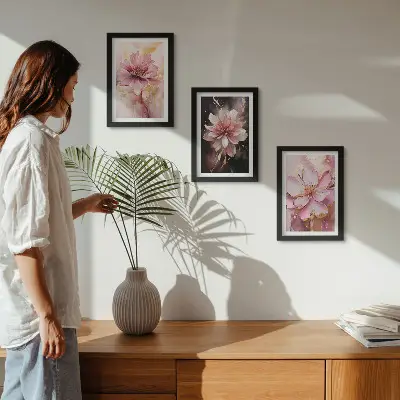 Blumenarrangements in Rosa- und Weißtönen als gerahmtes Bilderset