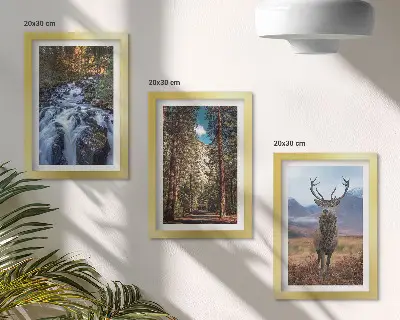 Bilderset mit Rahmen Wasserfall im Wald mit Bergen und Hirschen in der Natur