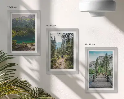 Bilderwand mit Motiven von Bergen, Seen, Wäldern und Naturpfaden