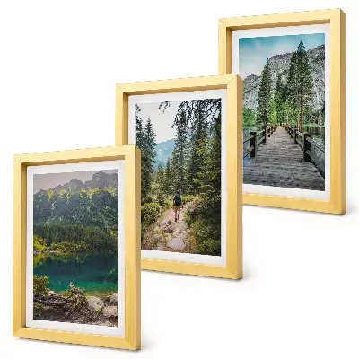 Bilderwand mit Motiven von Bergen, Seen, Wäldern und Naturpfaden