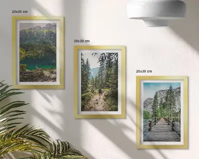 Bilderwand mit Motiven von Bergen, Seen, Wäldern und Naturpfaden
