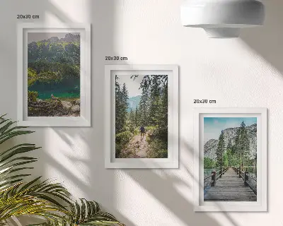 Bilderwand mit Motiven von Bergen, Seen, Wäldern und Naturpfaden