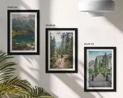 Bilderwand mit Motiven von Bergen, Seen, Wäldern und Naturpfaden