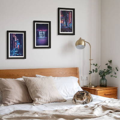 Bilderwand Nachtstadt mit Neonlichtern und einem Kinoeingang
