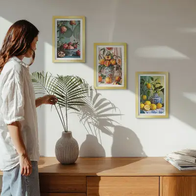 Bilderwand mit Granatäpfeln, Pfirsichen und Zitronen in Vasen