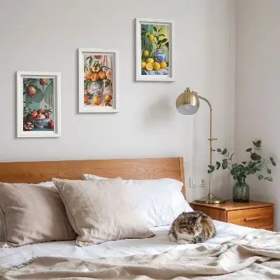 Bilderwand mit Granatäpfeln, Pfirsichen und Zitronen in Vasen