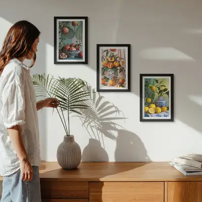 Bilderwand mit Granatäpfeln, Pfirsichen und Zitronen in Vasen