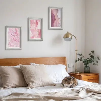 Bilderset mit Rahmen rosa Pfingstrosenblüten mit geometrischen Mustern