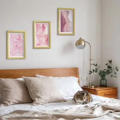 Bilderset mit Rahmen rosa Pfingstrosenblüten mit geometrischen Mustern