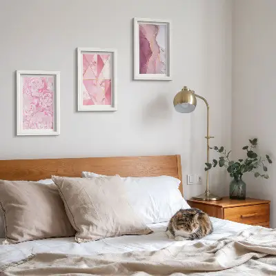 Bilderset mit Rahmen rosa Pfingstrosenblüten mit geometrischen Mustern