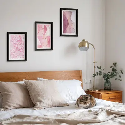 Bilderset mit Rahmen rosa Pfingstrosenblüten mit geometrischen Mustern