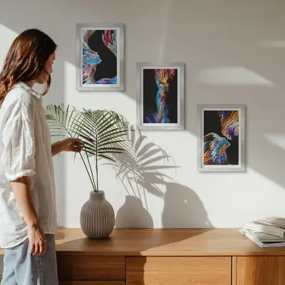 Fotowand mit buntem abstraktem Design aus Gesichtern und dynamischen Formen