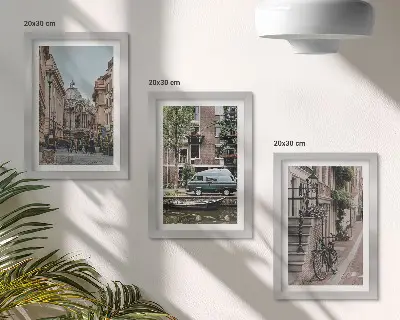 Bilderwand mit ruhigen Stadtansichten von Gebäuden
