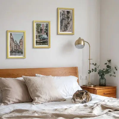 Bilderwand mit ruhigen Stadtansichten von Gebäuden