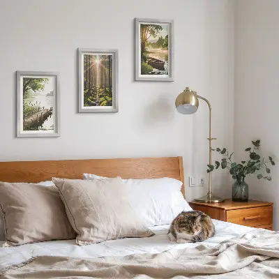 Bilderwand mit friedlichem Wald und Seelandschaft inklusive Boot