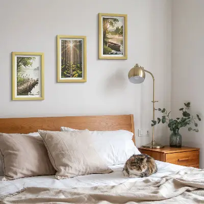 Bilderwand mit friedlichem Wald und Seelandschaft inklusive Boot