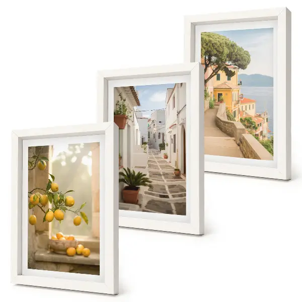 Bilderwand mit Blick aus dem Fenster auf Zitrusbäume und Architektur am Meer