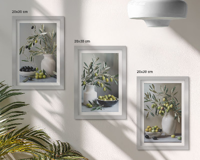 Bilderwand Oliven in Vasen mit Zweigen auf grauem Hintergrund