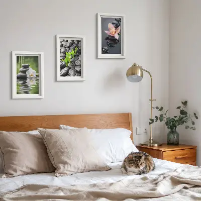 Bilderwand mit einer friedvollen Zen-Komposition aus Steinen und Blumen auf dem Wasser