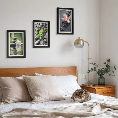 Bilderwand mit einer friedvollen Zen-Komposition aus Steinen und Blumen auf dem Wasser