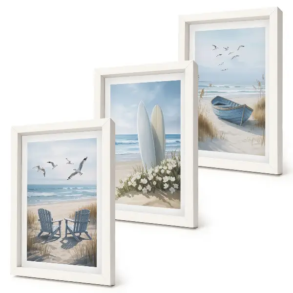Bilderwand mit Strandmotiv, Surfbrettern, Booten und Vögeln
