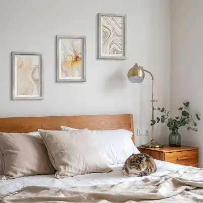 Bilderwand mit abstrakten, warmen Mustern und eleganten Motiven