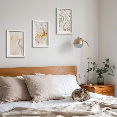 Bilderwand mit abstrakten, warmen Mustern und eleganten Motiven
