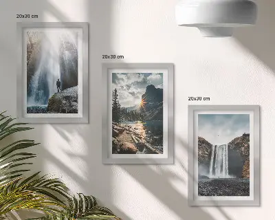 Bilderwand mit Wasserfällen in einer malerischen Berglandschaft