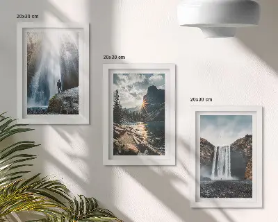 Bilderwand mit Wasserfällen in einer malerischen Berglandschaft