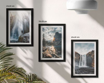 Bilderwand Wasserfälle in den Bergen inmitten wunderschöner Naturlandschaften