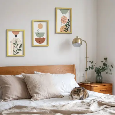 Bilderwand mit abstrakten Formen und farbenfrohen Pflanzenmotiven