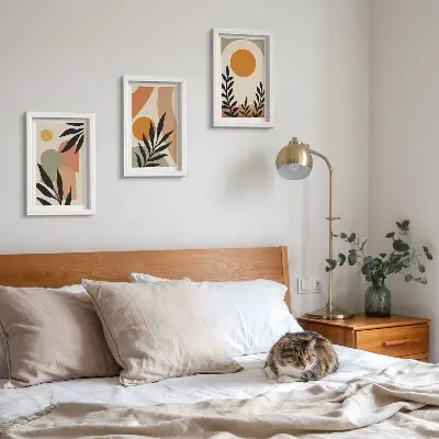 Fotowand mit abstrakten Formen und Pflanzenmotiven in warmen Farben