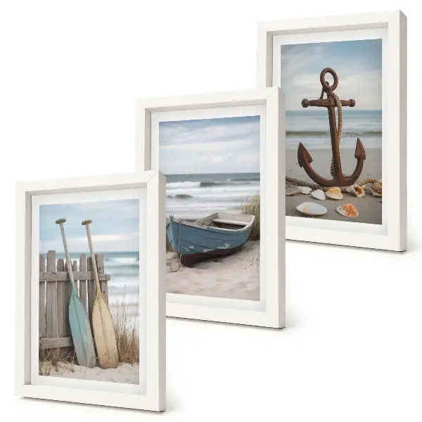 Bilderwand mit Motiv von einem Ruderboot und einem Anker am Strand