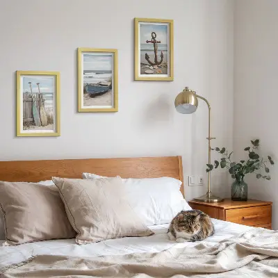 Bilderwand mit Motiv von einem Ruderboot und einem Anker am Strand