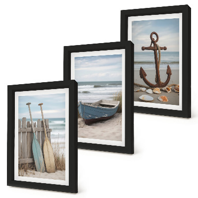 Bilderwand Ein Strand mit einem Ruderboot und einem Anker im Sand