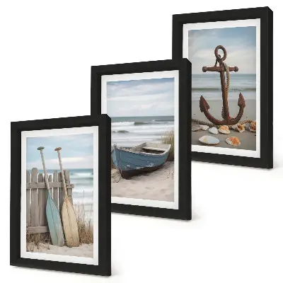 Bilderwand mit Motiv von einem Ruderboot und einem Anker am Strand