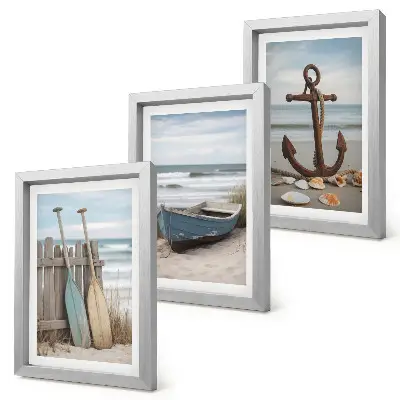 Bilderwand mit Motiv von einem Ruderboot und einem Anker am Strand