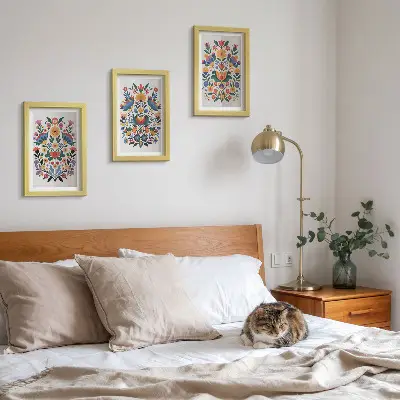 Fotowand mit buntem Blumenmuster auf weißem Hintergrund