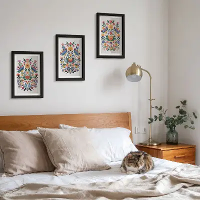 Fotowand mit buntem Blumenmuster auf weißem Hintergrund