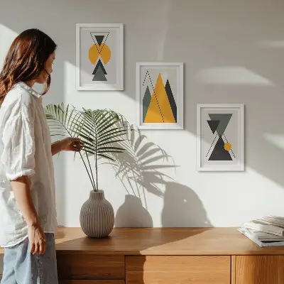 Bilderwand mit abstrakten geometrischen Formen